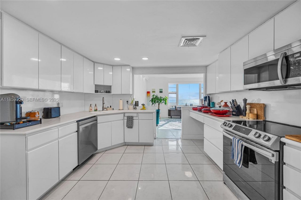 5255 Collins Ave, Unit 14D, Miami Beach, FL 33140 Photo