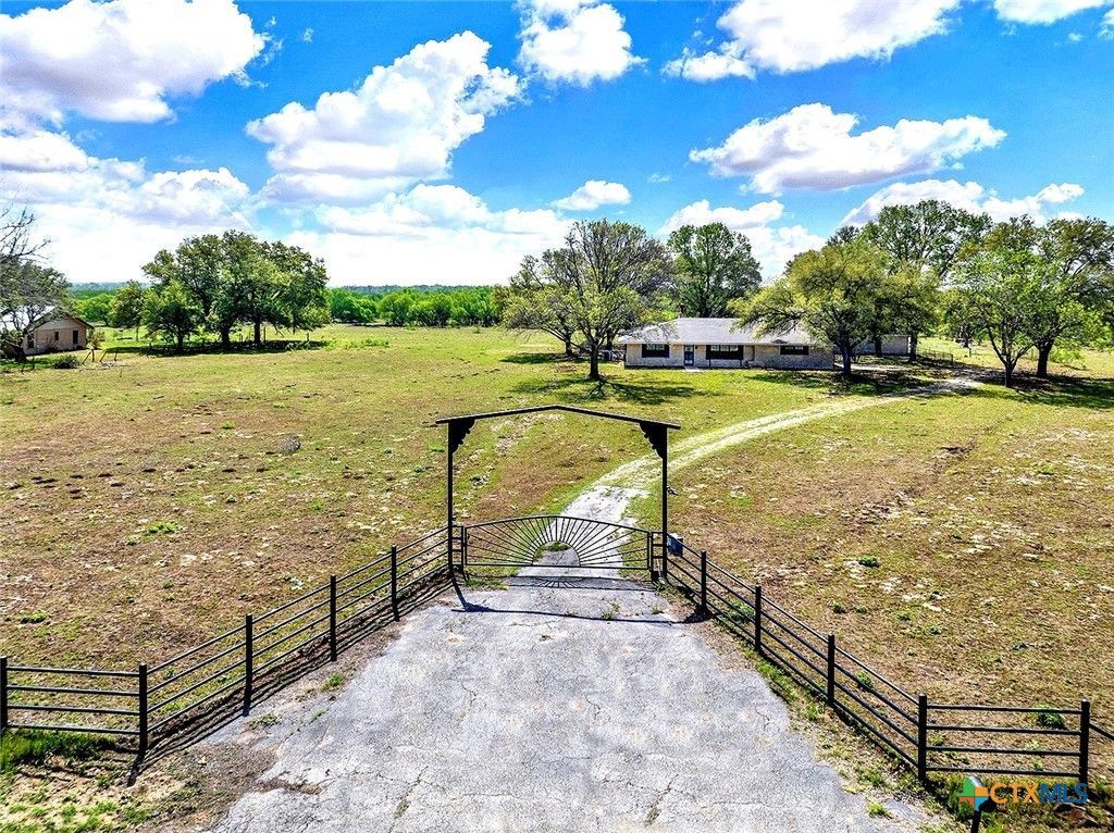1212 County Road 337, La Vernia, TX 78121 Main Photo