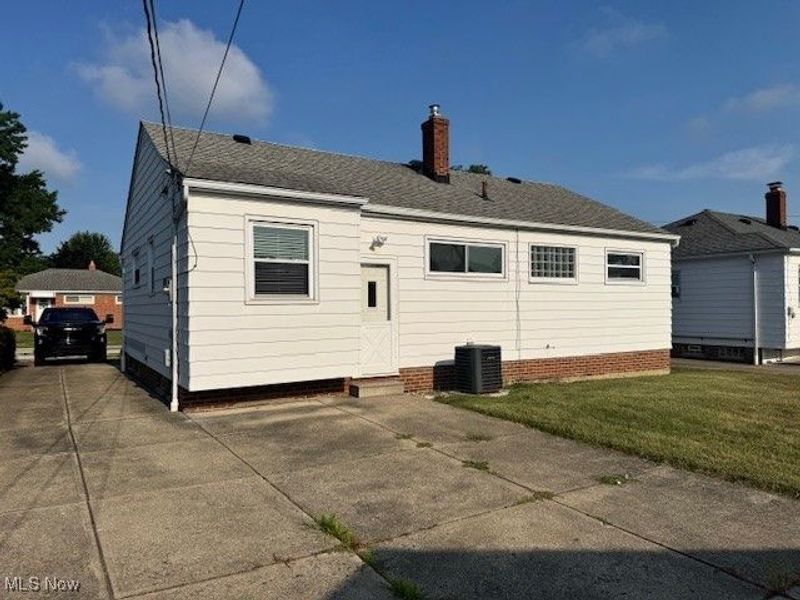 701 E 315th Street, Willowick, OH 44095 Photo 4