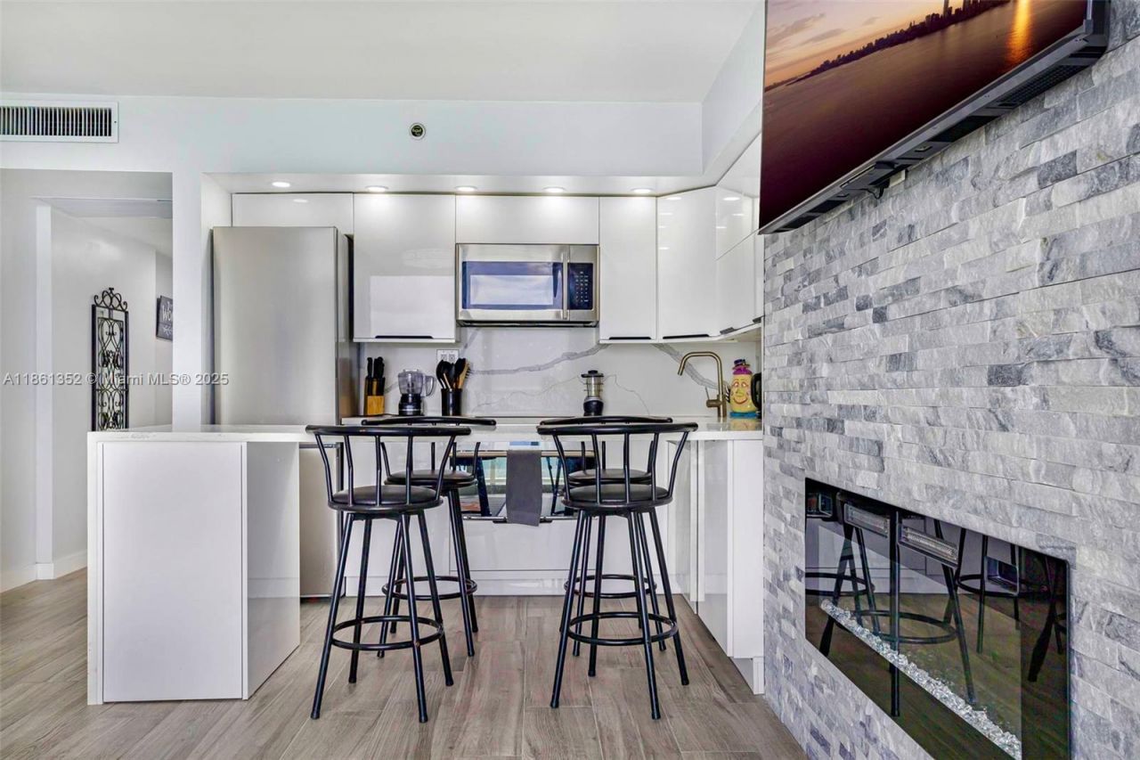 19201 Collins Ave, Unit 916, Sunny Isles Beach, FL 33160 Photo