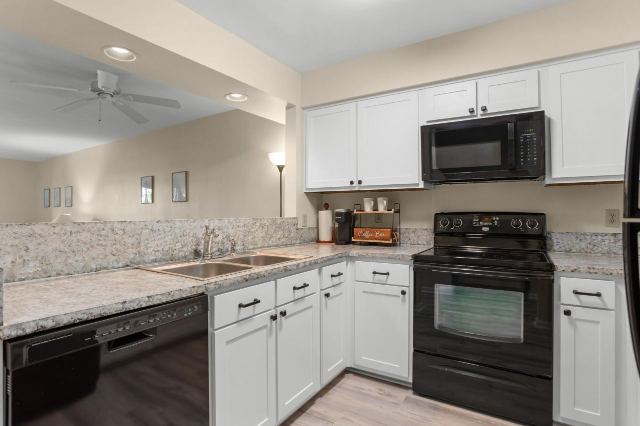 2472 Racquet Club Drive Photo 4