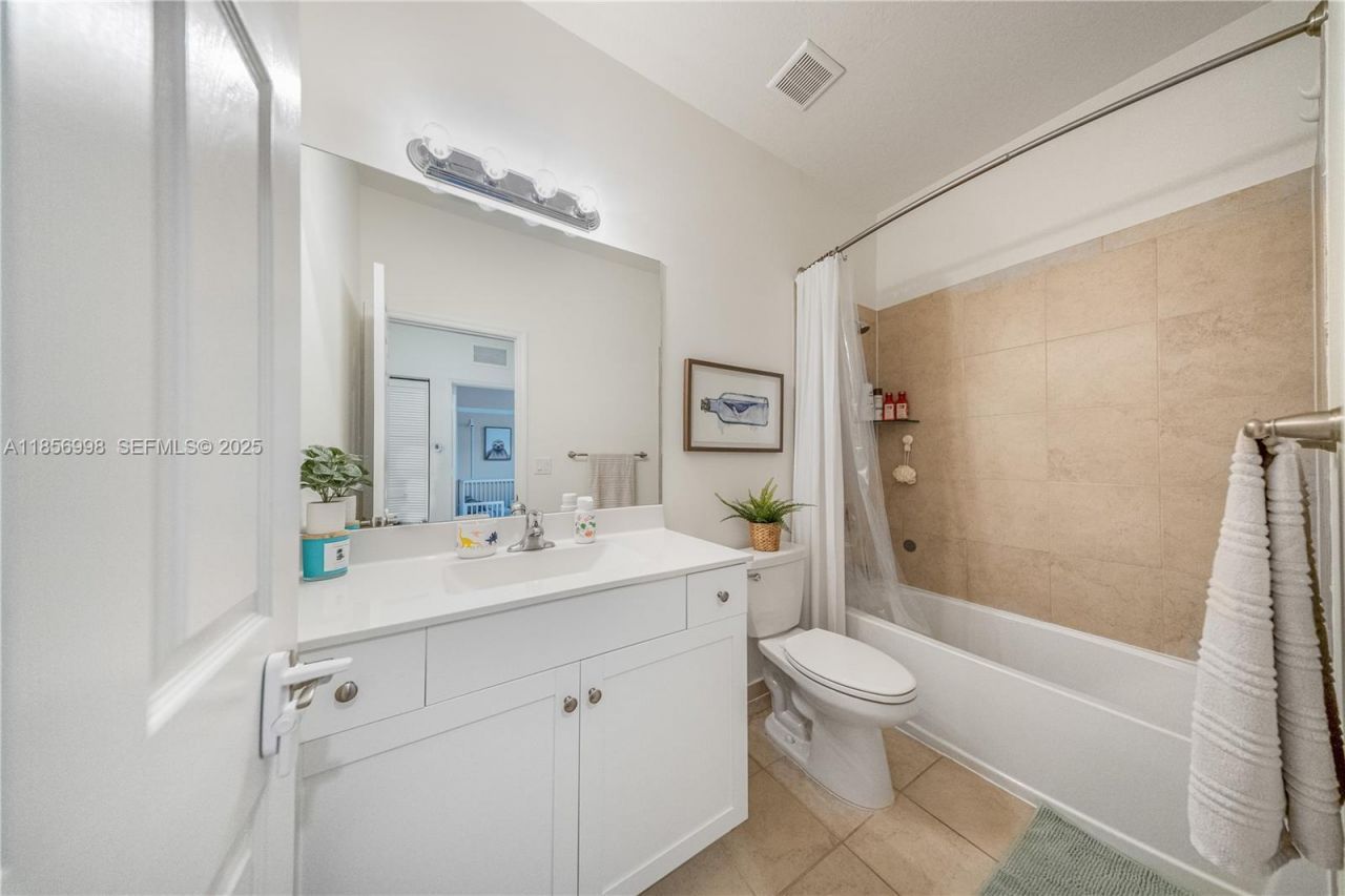 3433 W 104th Ter, Hialeah, FL 33018 Photo