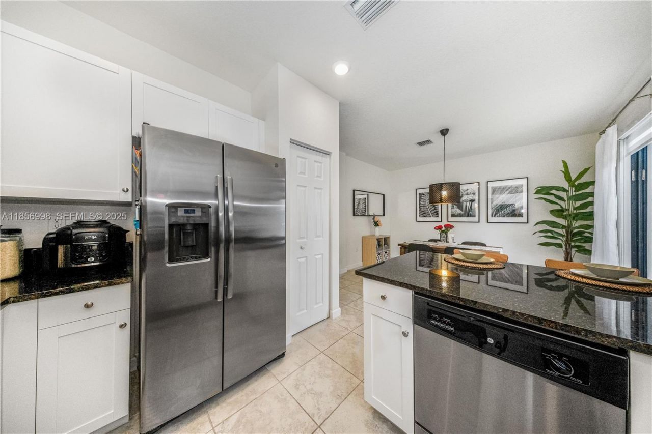 3433 W 104th Ter, Hialeah, FL 33018 Photo