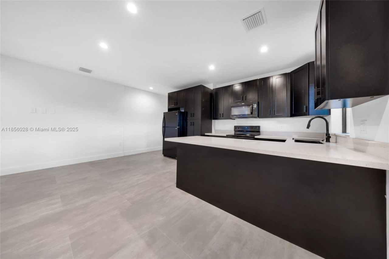 2151 NW 1st Ter, Miami, FL 33125 Photo