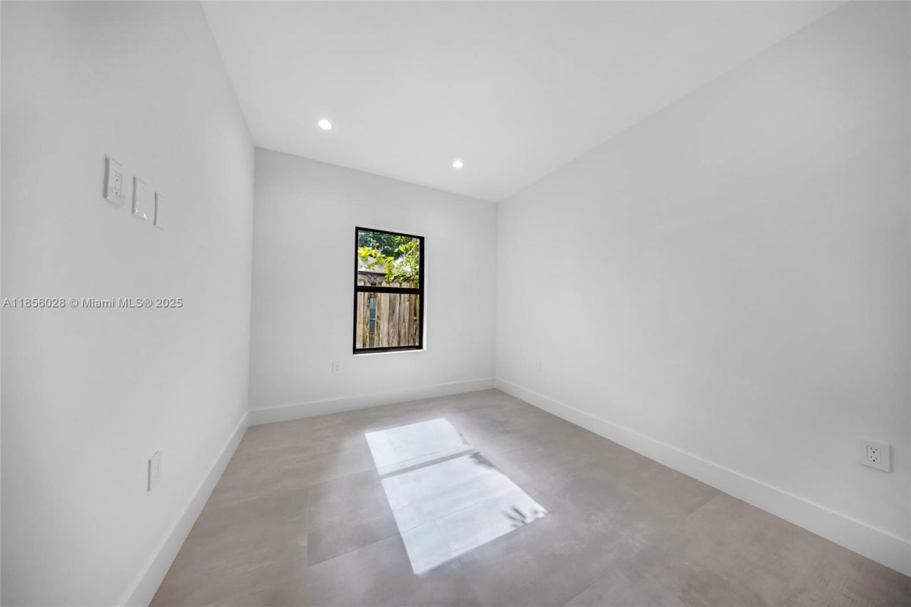 2151 NW 1st Ter, Miami, FL 33125 Photo