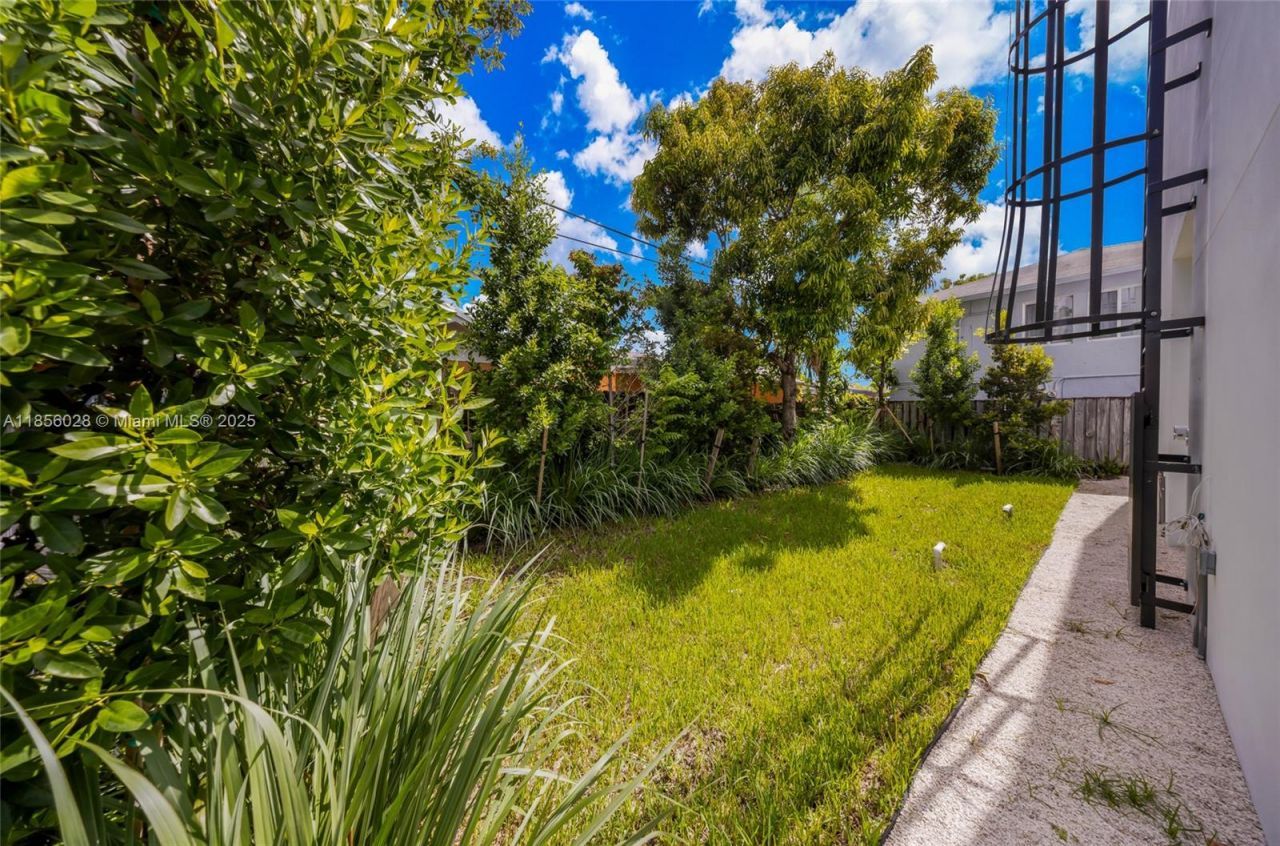 2151 NW 1st Ter, Miami, FL 33125 Photo