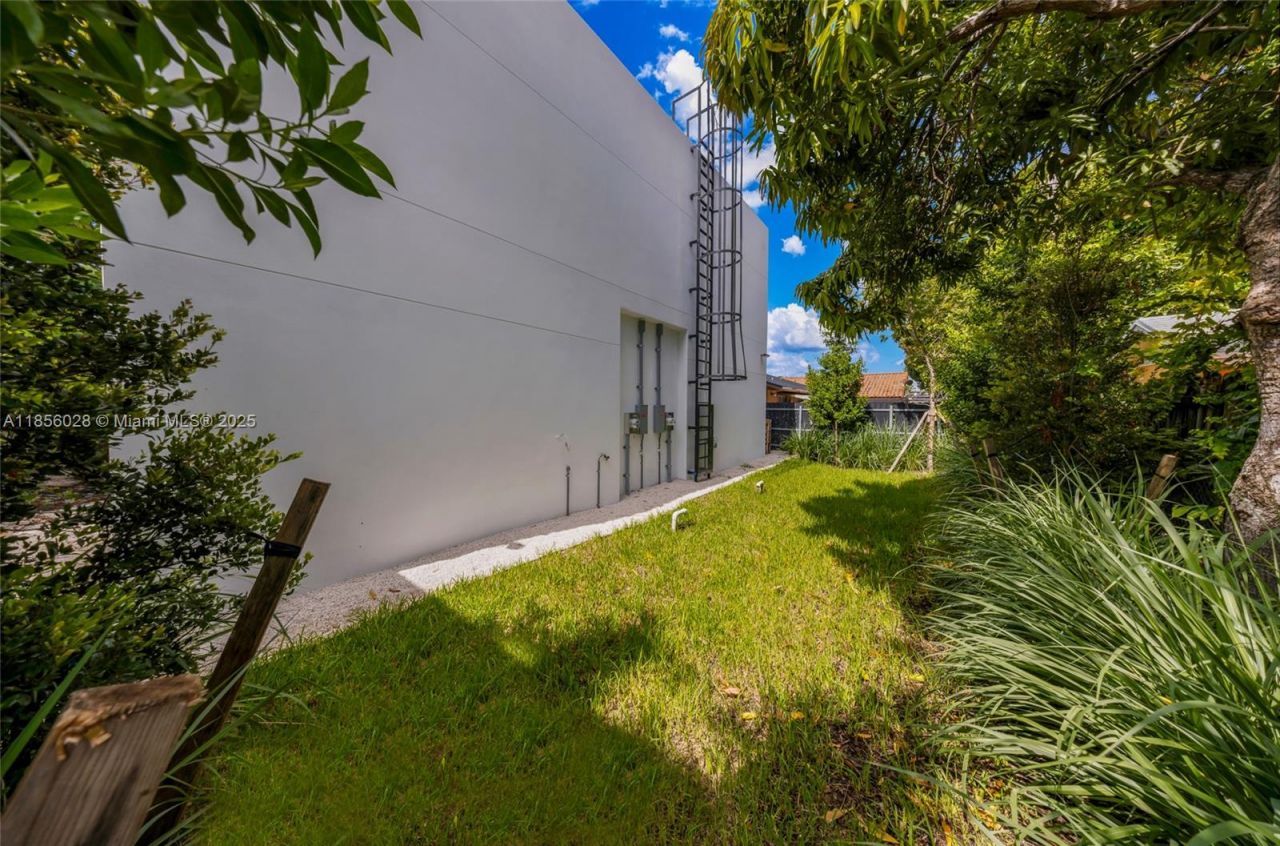 2151 NW 1st Ter, Miami, FL 33125 Photo