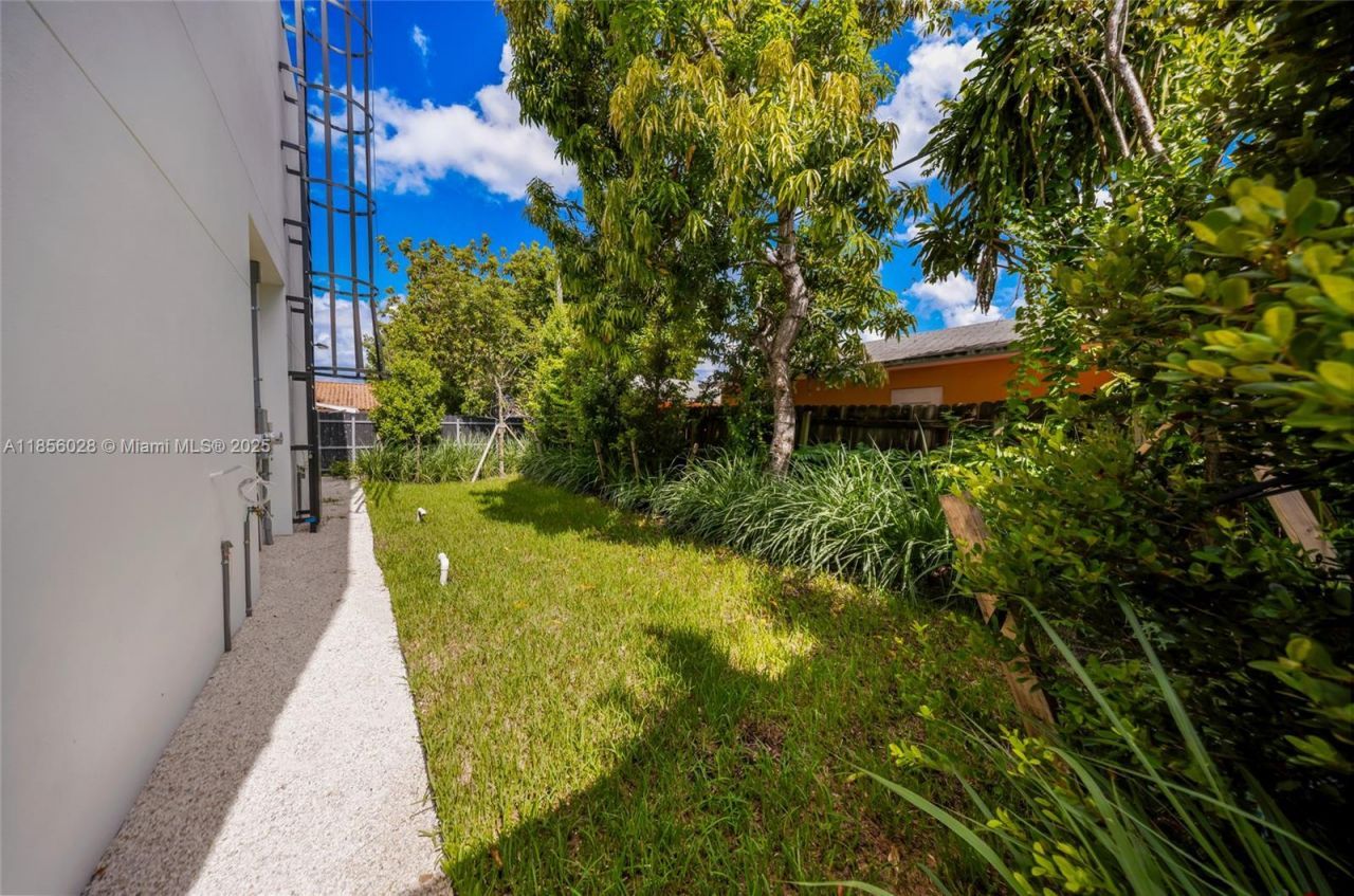 2151 NW 1st Ter, Miami, FL 33125 Photo