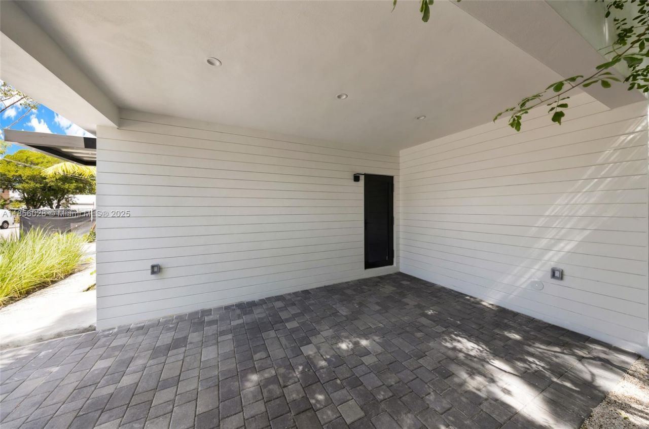 2151 NW 1st Ter, Miami, FL 33125 Photo