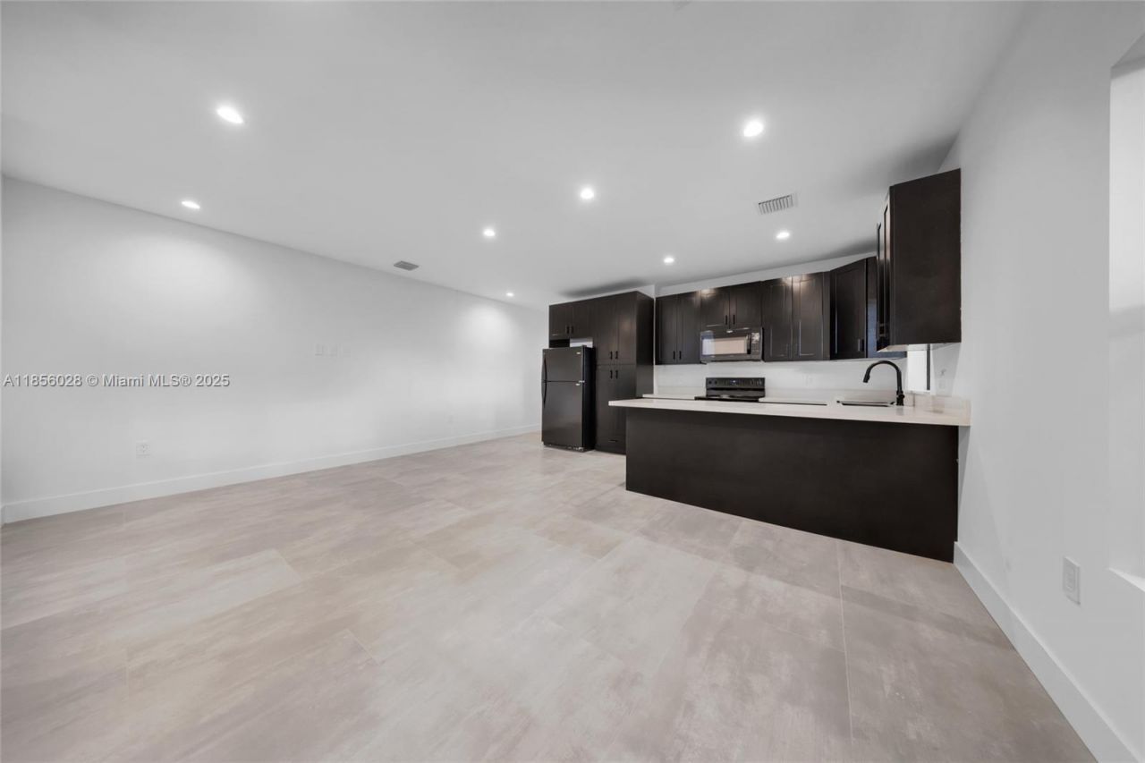 2151 NW 1st Ter, Miami, FL 33125 Photo