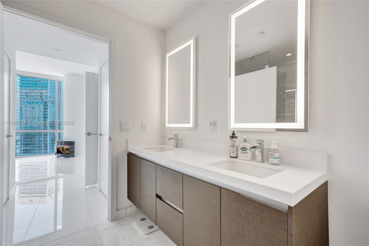 851 NE 1st Ave, Unit 3800, Miami, FL 33132 Photo