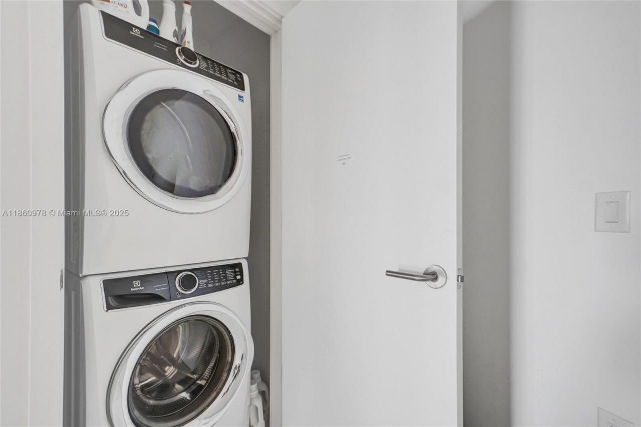 851 NE 1st Ave, Unit 3800, Miami, FL 33132 Photo