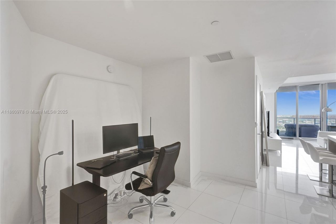 851 NE 1st Ave, Unit 3800, Miami, FL 33132 Photo