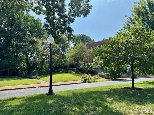 8 Benton Place, St Louis, MO 63104