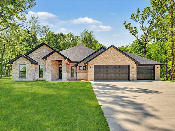 9236 S Pleasant Valley Road, Gentry, AR 72734