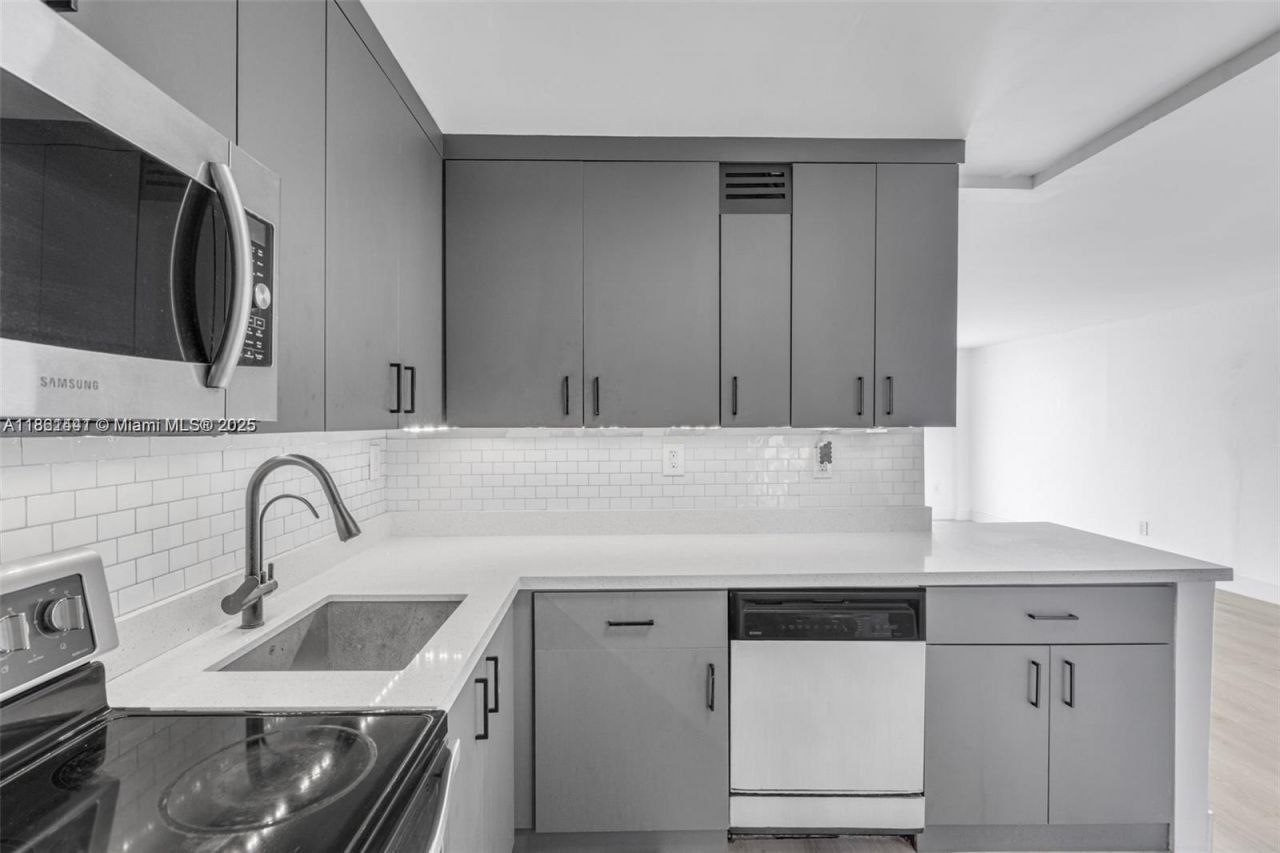 6900 Bay Dr, Unit 11F, Miami Beach, FL 33141 Photo