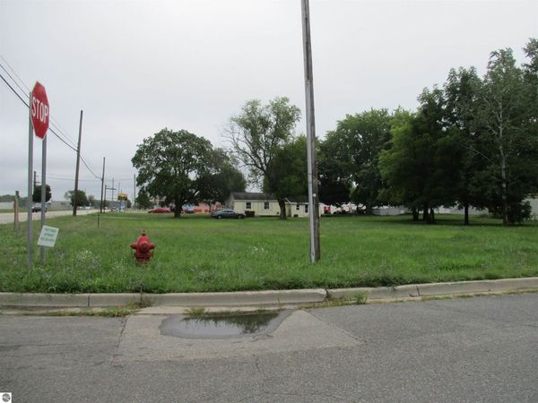 1528 Superior Street E, Alma, MI 48801