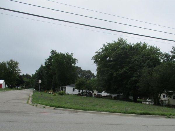 1532 Superior Street E, Alma, MI 48801