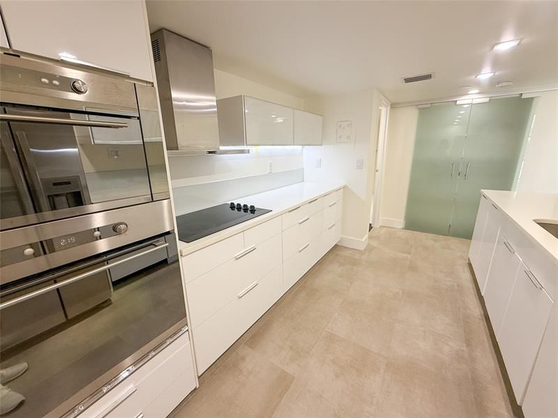 1000 Parkview Dr, Unit 319, Hallandale Beach, FL 33009 Photo