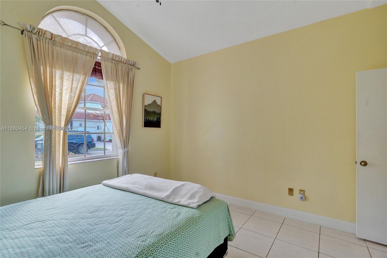 1485 W Lacosta Dr W, Pembroke Pines, FL 33027 Photo