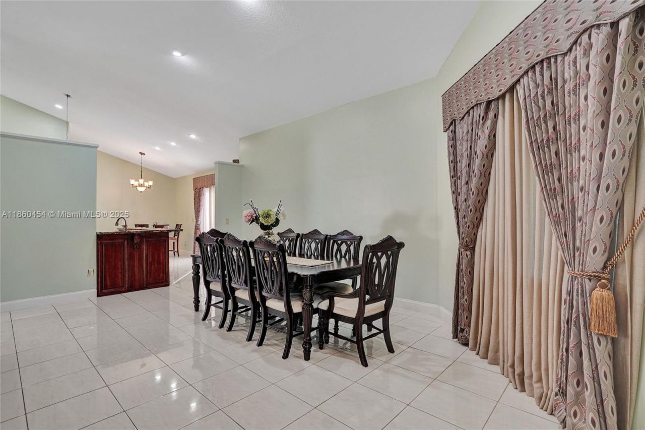 1485 W Lacosta Dr W, Pembroke Pines, FL 33027 Photo