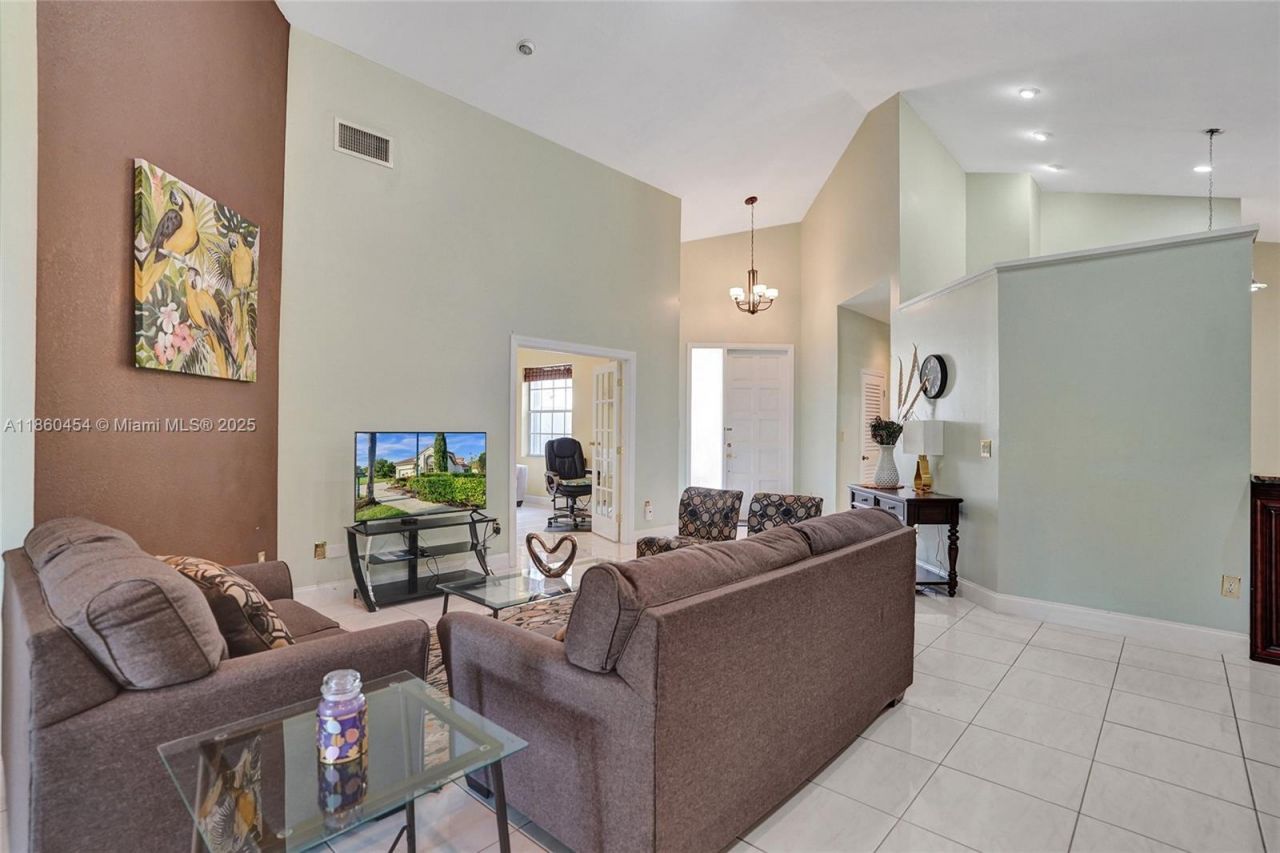 1485 W Lacosta Dr W, Pembroke Pines, FL 33027 Photo