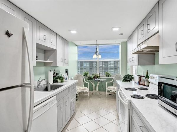 1100 Saint Charles Pl, Unit 612, Pembroke Pines, FL 33026