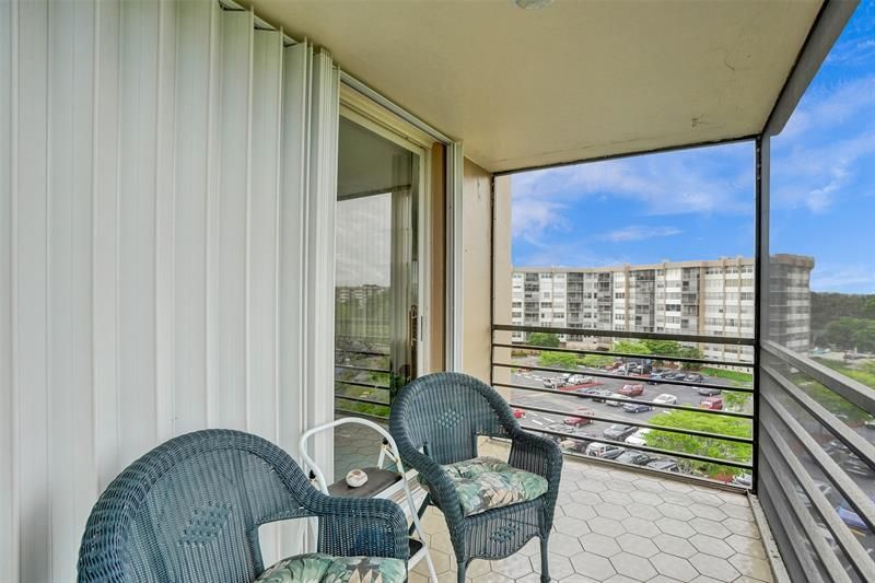 1100 Saint Charles Pl, Unit 612, Pembroke Pines, FL 33026 Photo