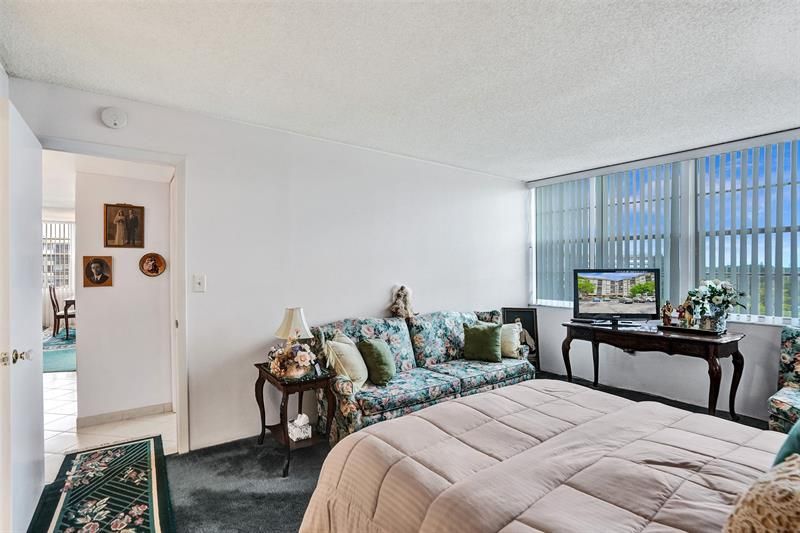 1100 Saint Charles Pl, Unit 612, Pembroke Pines, FL 33026 Photo