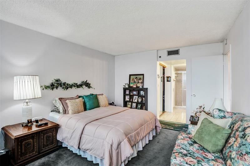 1100 Saint Charles Pl, Unit 612, Pembroke Pines, FL 33026 Photo