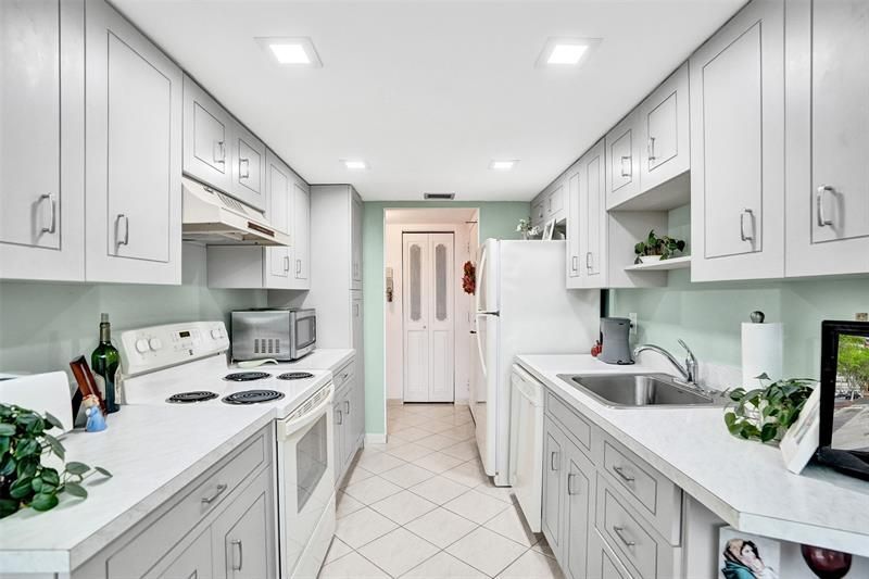 1100 Saint Charles Pl, Unit 612, Pembroke Pines, FL 33026 Photo