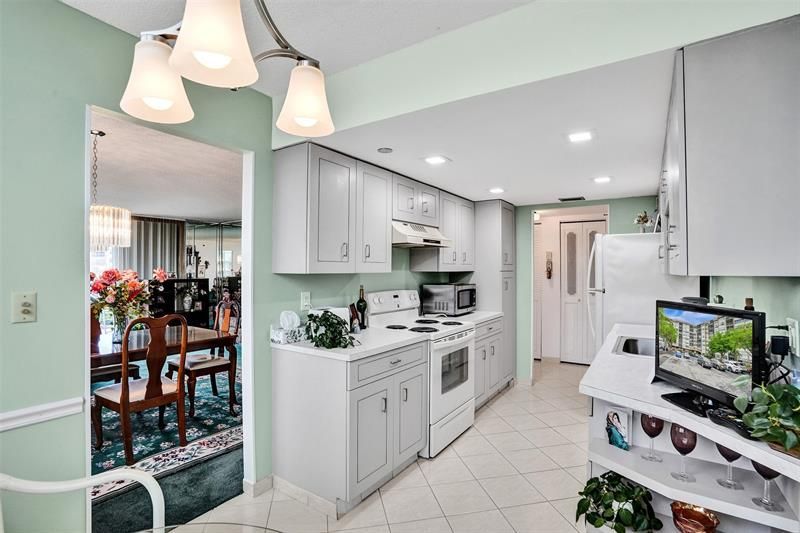 1100 Saint Charles Pl, Unit 612, Pembroke Pines, FL 33026 Photo