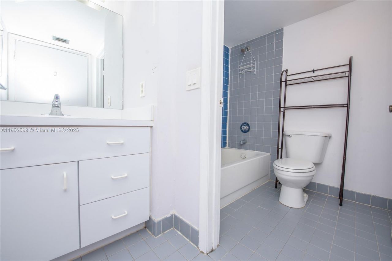 9688 Fontainebleau Blvd, Unit 504, Miami, FL 33172 Photo