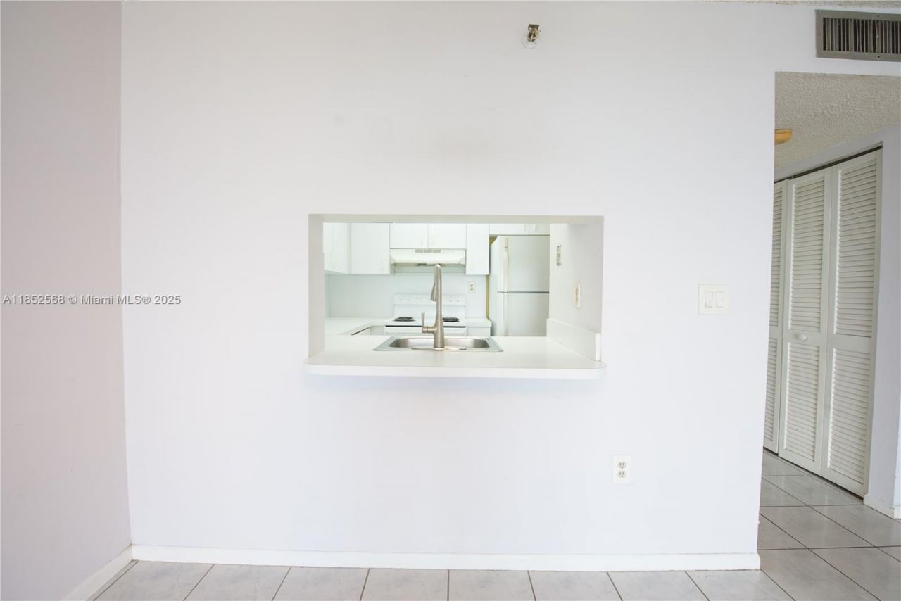 9688 Fontainebleau Blvd, Unit 504, Miami, FL 33172 Photo