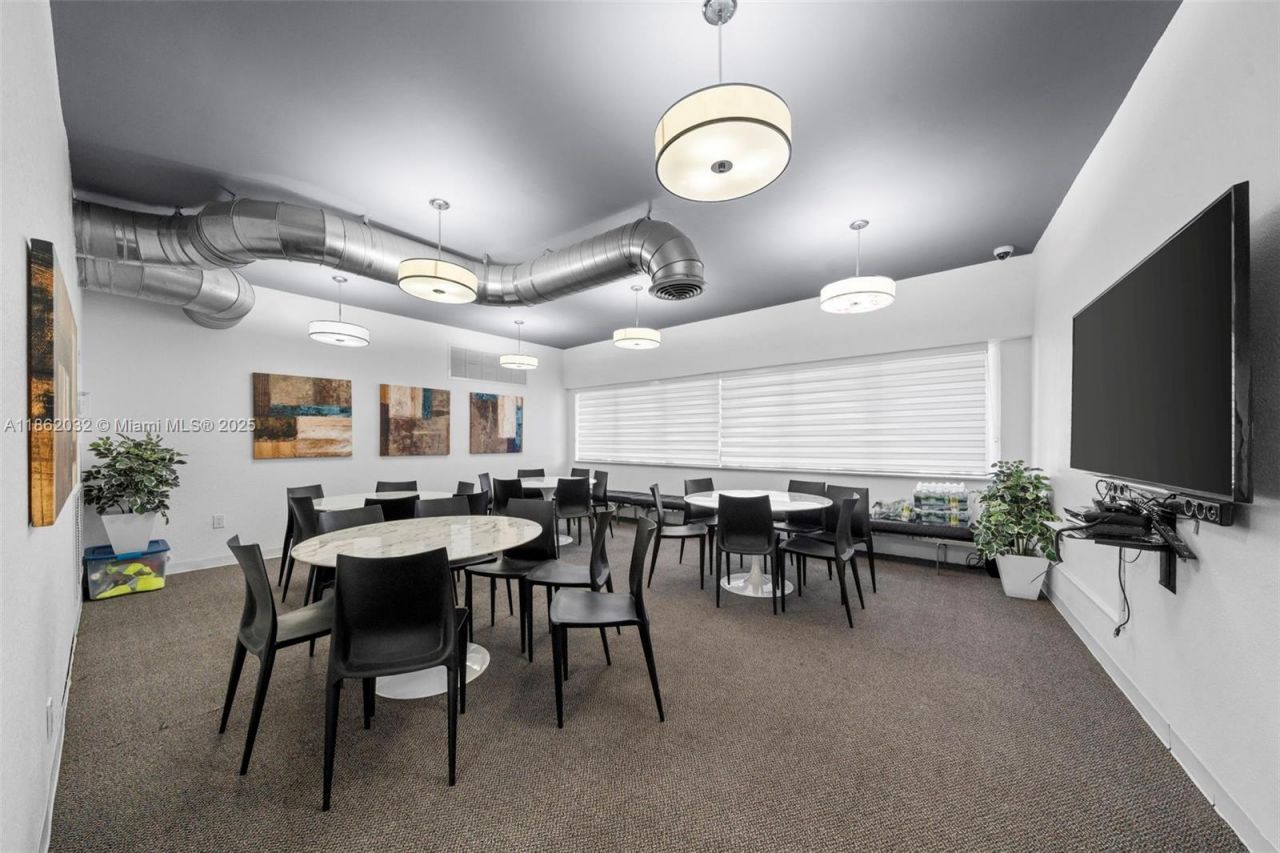 401 Golden Isles Dr, Unit 406, Hallandale Beach, FL 33326 Photo