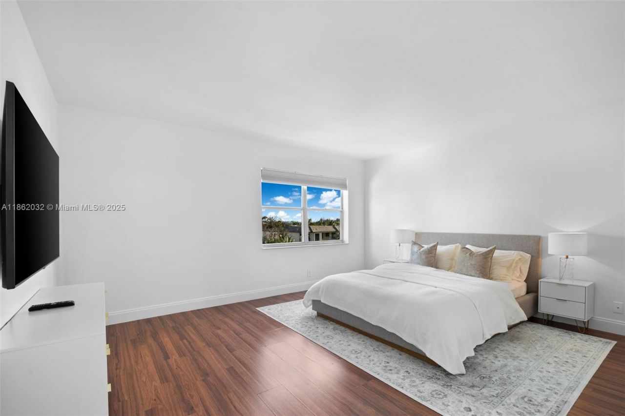 401 Golden Isles Dr, Unit 406, Hallandale Beach, FL 33326 Photo