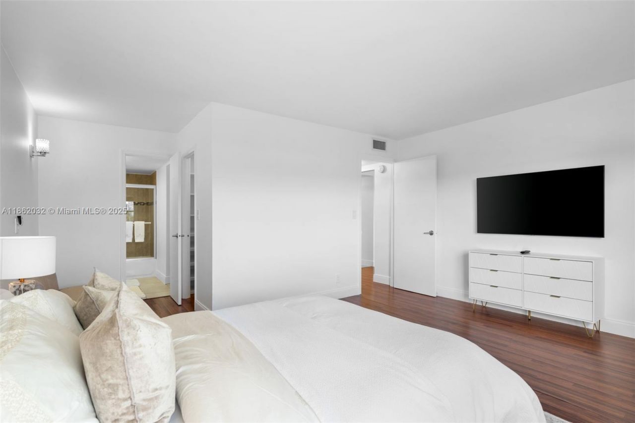 401 Golden Isles Dr, Unit 406, Hallandale Beach, FL 33326 Photo