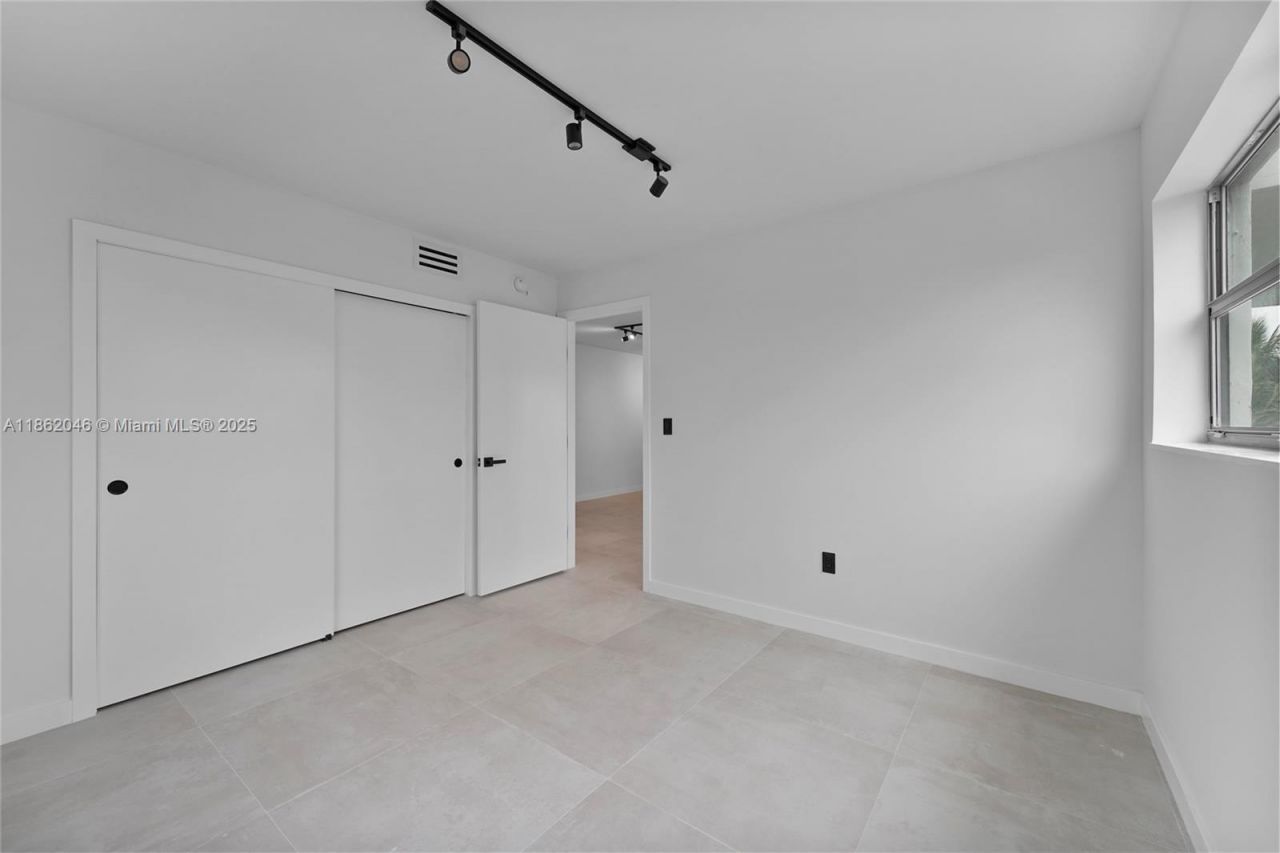 240 Collins Ave, Unit 4A, Miami Beach, FL 33139 Photo