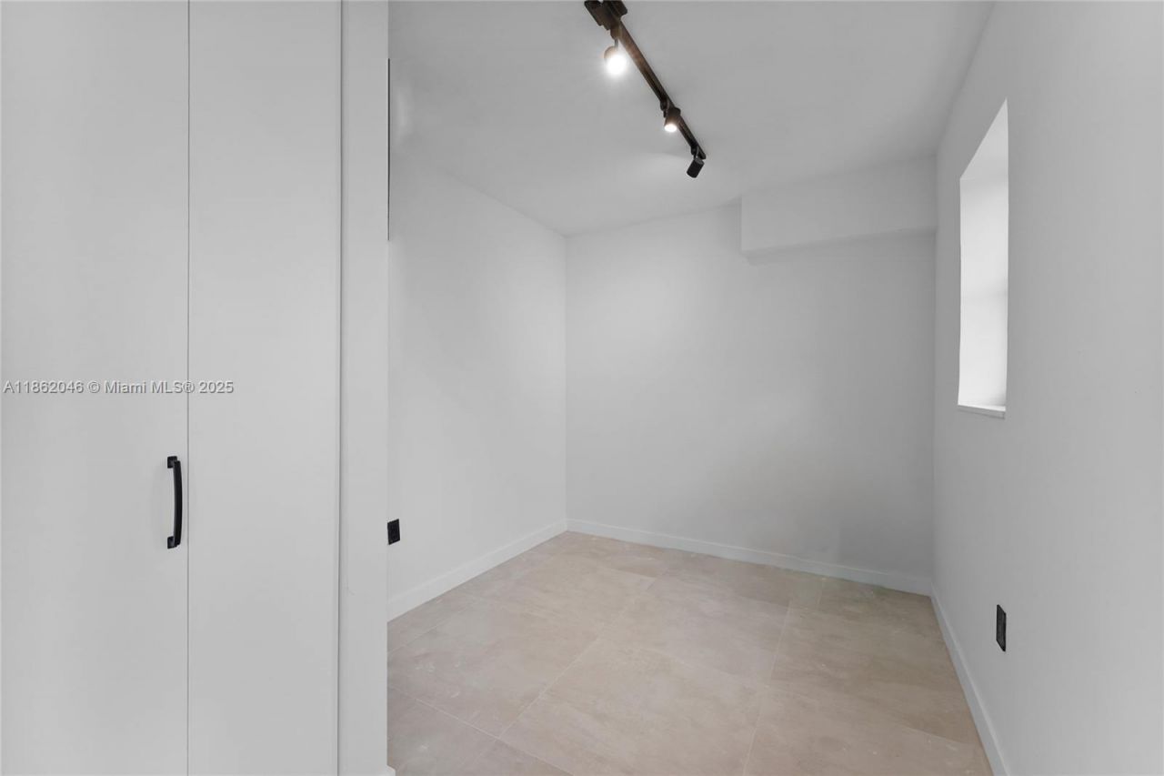 240 Collins Ave, Unit 4A, Miami Beach, FL 33139 Photo