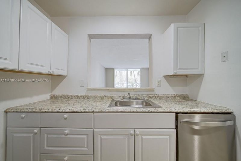 498 NW 165th St Rd, Unit D-206, Miami, FL 33169 Photo