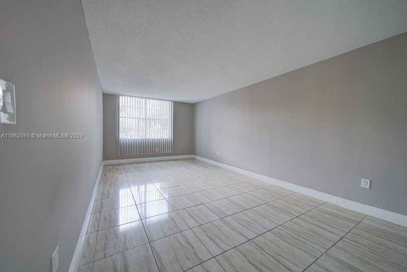 498 NW 165th St Rd, Unit D-206, Miami, FL 33169 Photo