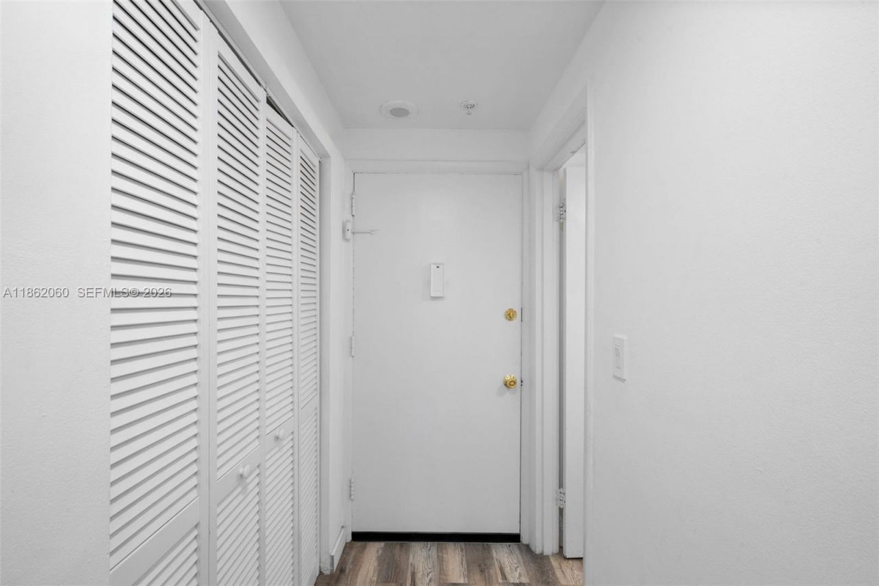 400 Kings Point Dr, Unit 105, Sunny Isles Beach, FL 33160 Photo