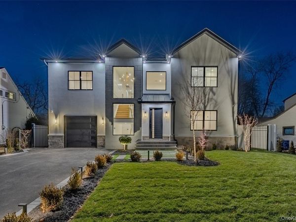 19 Mead Lane, Westbury, NY 11590