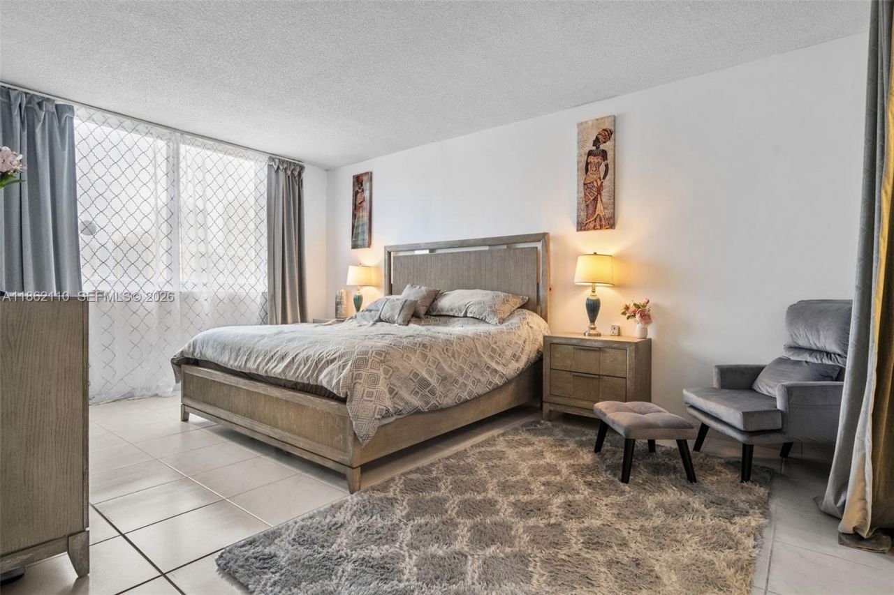 300 Bayview Dr, Unit 807, Sunny Isles Beach, FL 33160 Photo