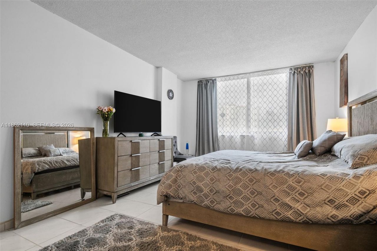 300 Bayview Dr, Unit 807, Sunny Isles Beach, FL 33160 Photo