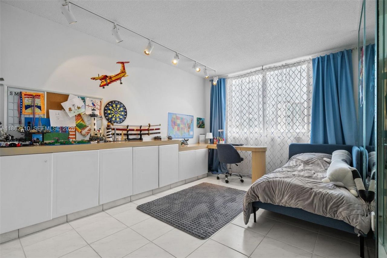 300 Bayview Dr, Unit 807, Sunny Isles Beach, FL 33160 Photo