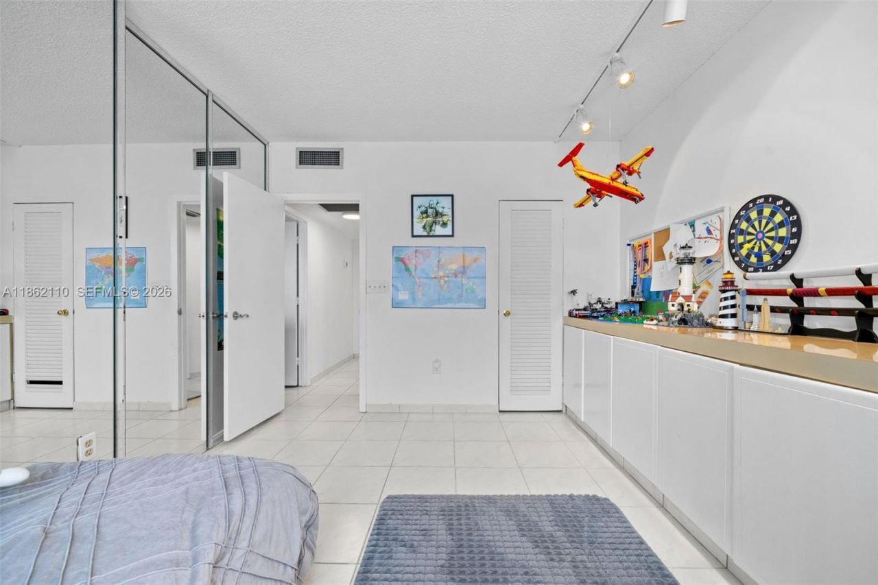 300 Bayview Dr, Unit 807, Sunny Isles Beach, FL 33160 Photo