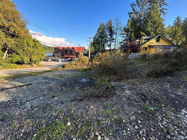 1672 Cedar Rd, Ucluelet, BC V0R 3A0