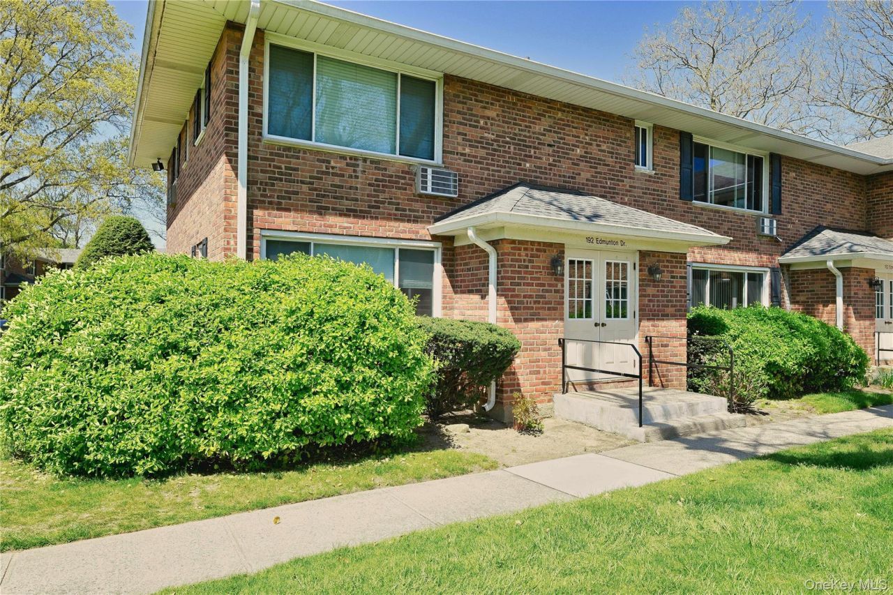 192 Edmunton Dr, Unit D1, North Babylon, NY 11703 Main Photo