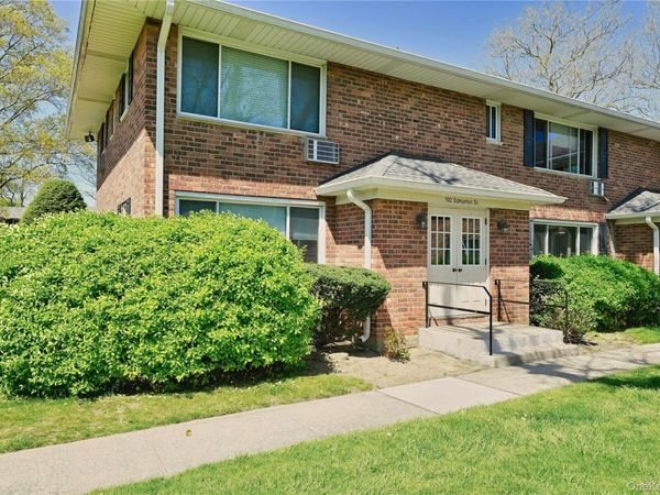 192 Edmunton Dr, Unit D1, North Babylon, NY 11703
